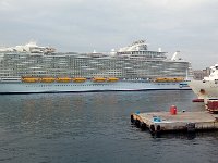 20181012 084015  A cruise ship.Enormous!